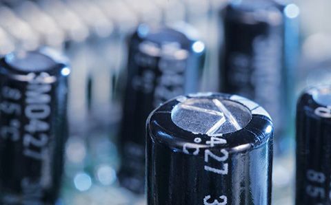 哪些材料會影響超級電容器的性能？